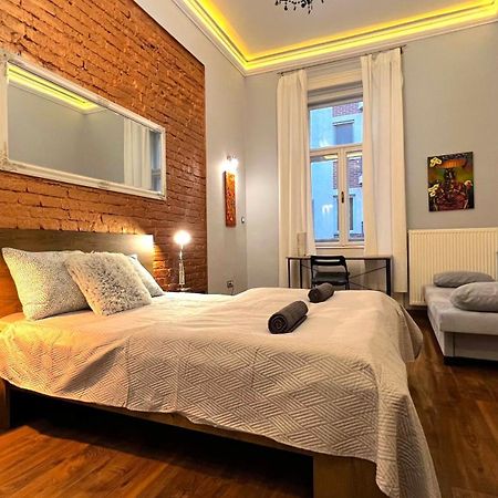 V6 Apartment By Small Home בודפשט מראה חיצוני תמונה