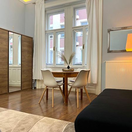 V6 Apartment By Small Home בודפשט מראה חיצוני תמונה
